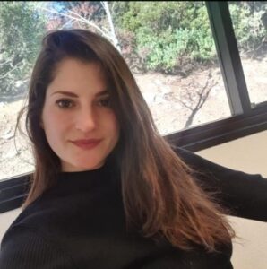 image de Eva Segala prenant la pose à son bureau